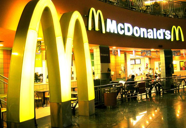 Τα McDonald's αλλάζουν και κερδίζουν