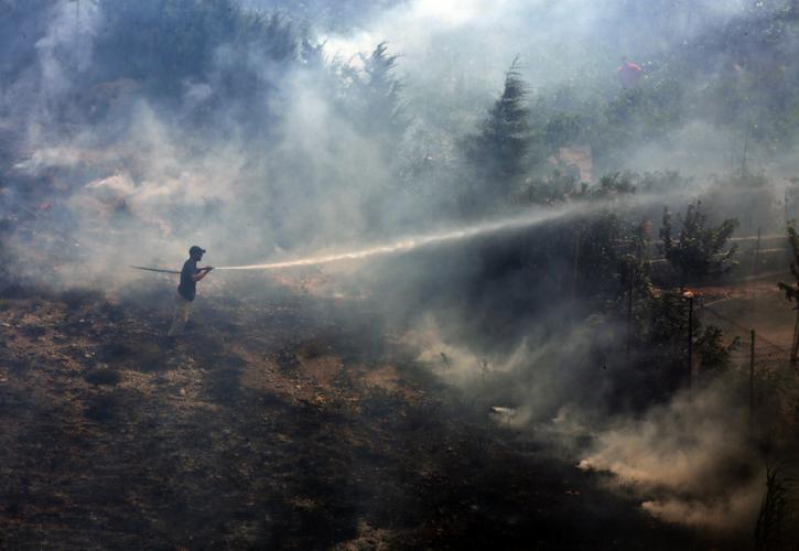 Στο Μικροχώρι η μάχη για τον έλεγχο της πυρκαγιάς στην Ανατολική Αττική