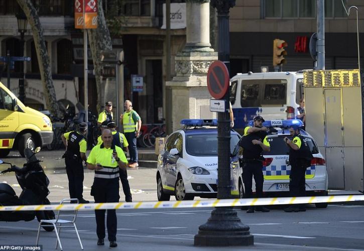 Ένας από τους υπόπτους για την επίθεση στη Βαρκελώνη κρατάει ομήρους σε μπαρ