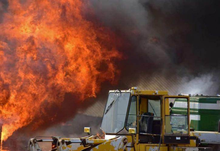 Πυρκαγιά σε εγκαταλελειμμένο εργοστάσιο στον Τυρνάβο