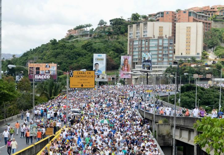 Χιλιάδες διαδηλωτές στους δρόμους της Βενεζουέλας