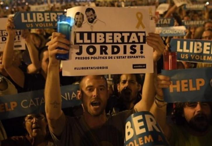 Καταλονία: Χιλιάδες διαδηλωτές ενάντια στις συλλήψεις αυτονομιστών ηγετών