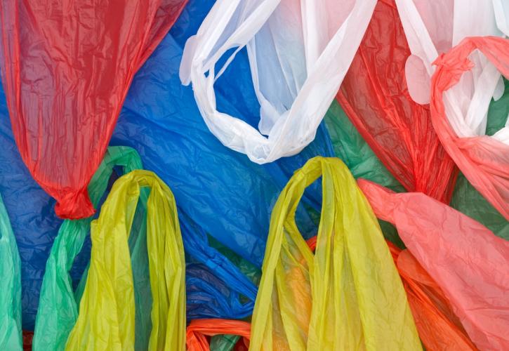 Τέλος στη δωρεάν χρήση της πλαστικής σακούλας από το 2018