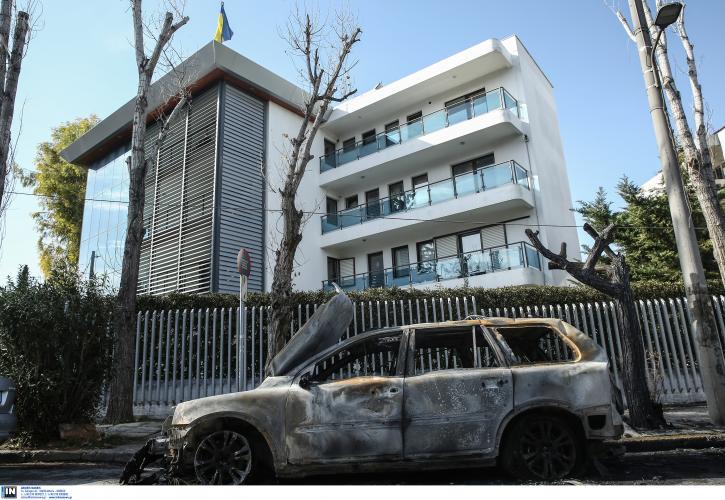 Πυρπόλησαν οχήματα έξω από την πρεσβεία της Ουκρανίας