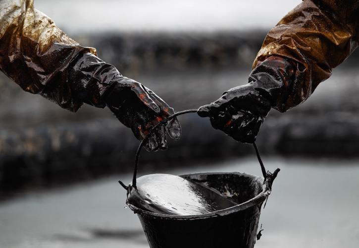 Υποχώρησε από τα υψηλά 2,5 ετών το πετρέλαιο