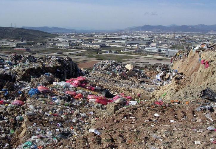 Τα σκουπίδια πνίγουν την Ελλάδα και οι διαγωνισμοί πάνε πίσω