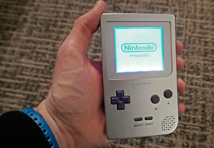 Ξανακυκλοφορεί το Game Boy της Nintendo! (pics)