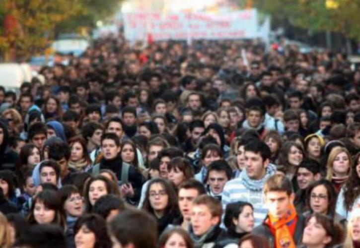 DiaNEOsis: Πιο εθνικιστές και οργισμένοι οι νέοι Έλληνες
