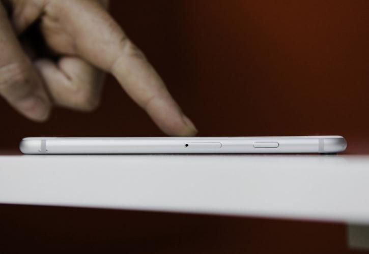 «Ανέπαφο» κινητό με κυρτή οθόνη ετοιμάζει η Apple