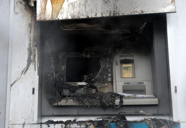 Άγνωστοι ανατίναξαν ATM στη Λαμία