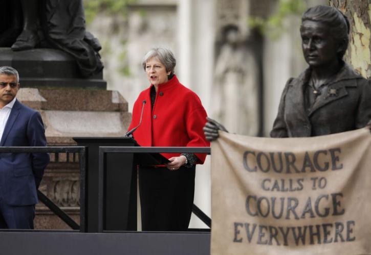 Με άγαλμα έξω από τη Βουλή τιμά τις σουφραζέτες η Βρετανία