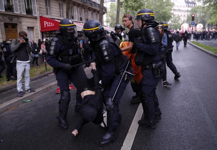 Συμπλοκές μεταξύ αστυνομικών και κουκουλοφόρων στο Παρίσι