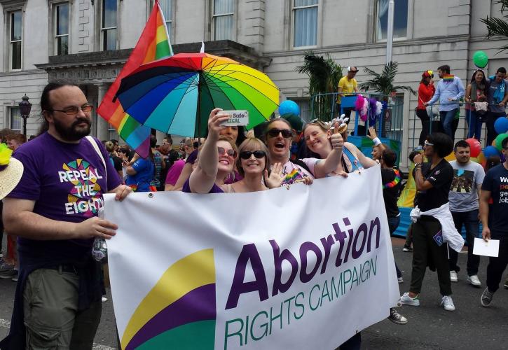 «Ναι» στη νομιμοποίηση των αμβλώσεων λέει η Ιρλανδία
