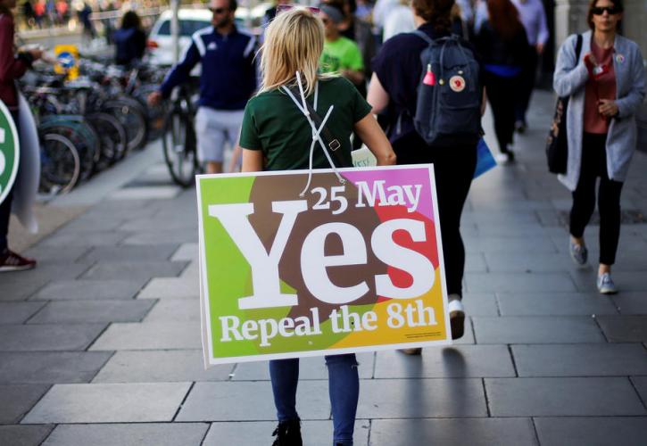 «Ναι» στην νομιμοποίηση των αμβλώσεων είπαν οι Ιρλανδοί