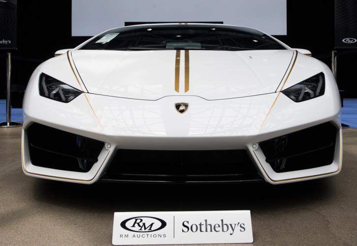 Στο «σφυρί» για 809.000 ευρώ η Lamborghini του Πάπα (pics)
