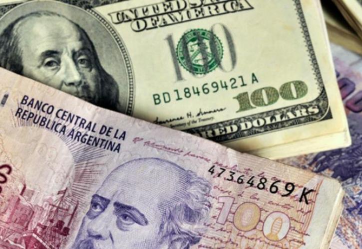 Σε ιστορικά χαμηλά υποχωρεί το νόμισμα της Αργεντινής