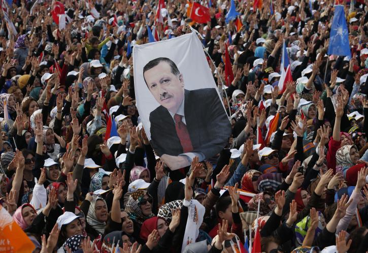 Τουρκικές εκλογές με το βλέμμα στην «περιπέτεια» της λίρας