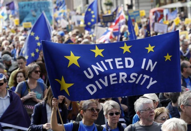 100.000 διαδηλωτές ζητούν δημοψήφισμα για το Brexit (vid)
