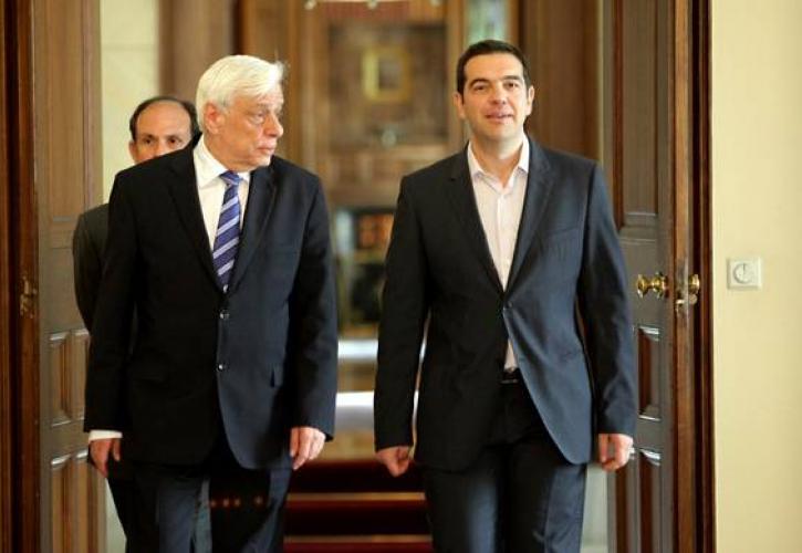 Τον Παυλόπουλο θα ενημερώσει ο Τσίπρας για τη συμφωνία του Eurogroup