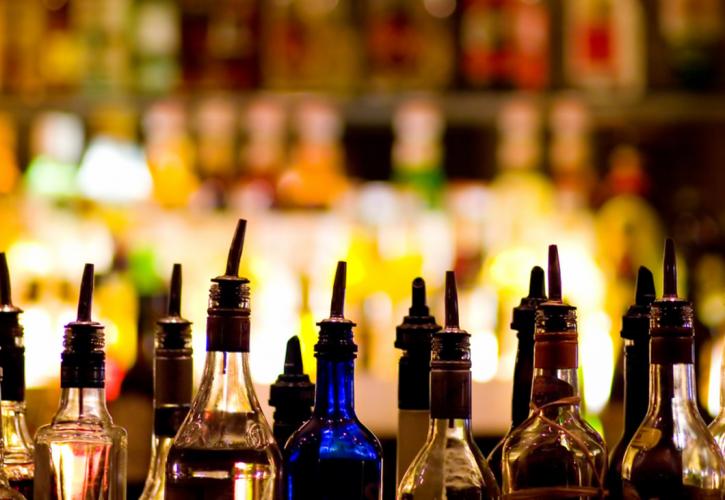 Φορολογία και λαθρεμπόριο «πνίγουν» τα αλκοολούχα ποτά