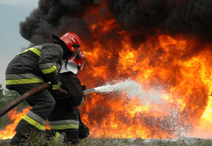 Πυρκαγιά καίει δάσος στο Καρπενήσι