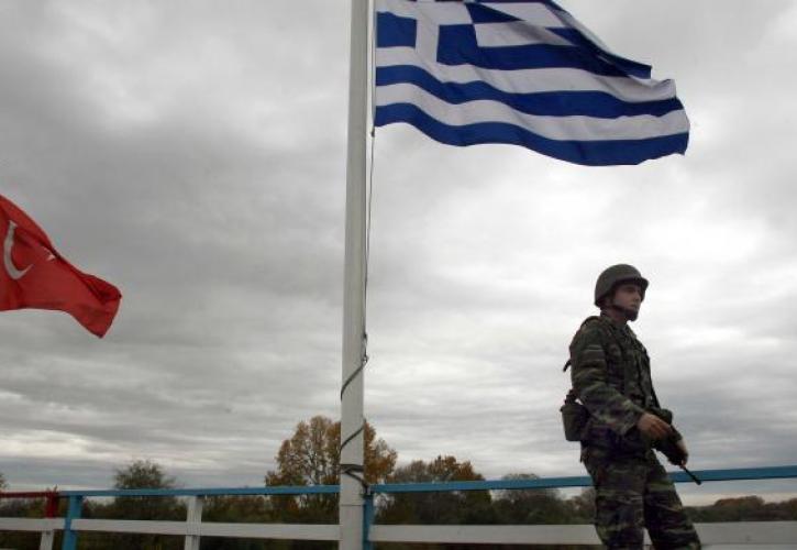 Υπηρεσιακό κινητό των Ελλήνων στρατιωτικών ερευνούν οι Τούρκοι