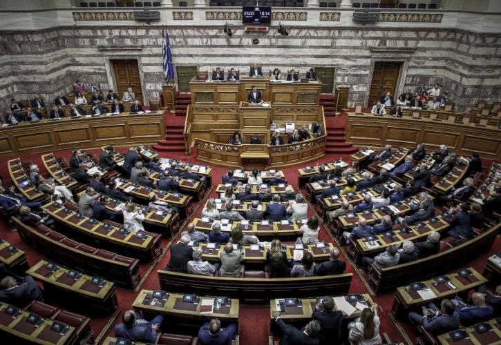 Βουλή: Δόθηκε στα κόμματα το κείμενο της συμφωνίας με την πΓΔΜ