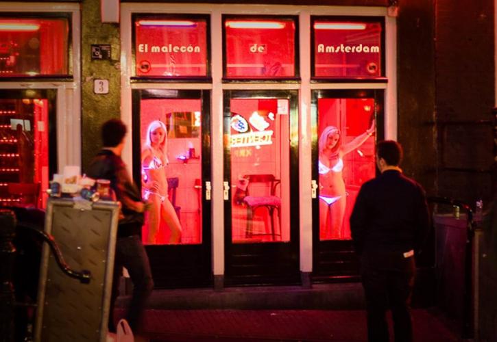 Το Άμστερνταμ επιχειρεί να ρυθμίσει τις ροές τουριστών στην «Κόκκινη Συνοικία»