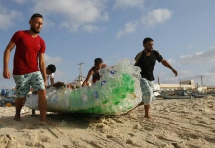 Μια βάρκα από πλαστικά μπουκάλια «ταΐζει» μια ολόκληρη οικογένεια