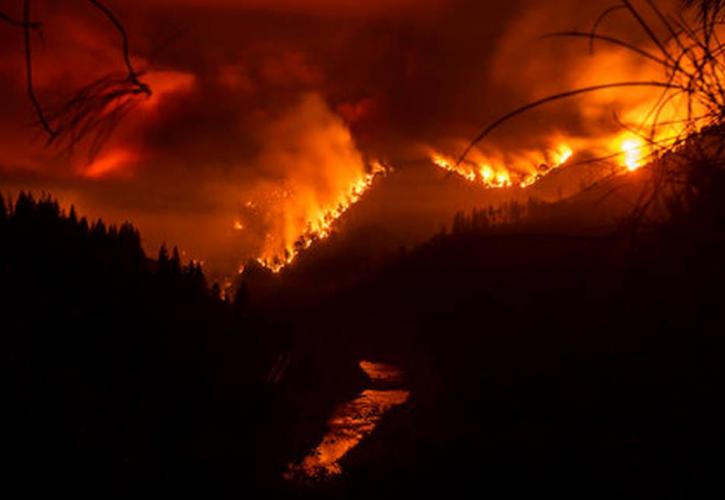 Επί δύο ημέρες μαίνεται νέα πυρκαγιά στην Καλιφόρνια