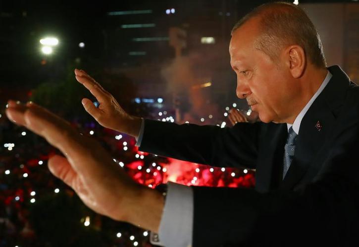 Η λίρα «ρίχνει» και τη δημοτικότητα του Ερντογάν
