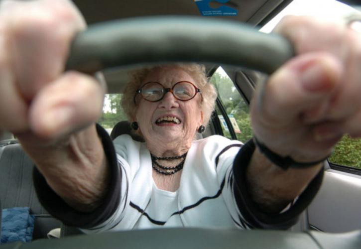 Οι οδηγοί άνω των 74 ετών πρέπει να ξαναδώσουν για δίπλωμα
