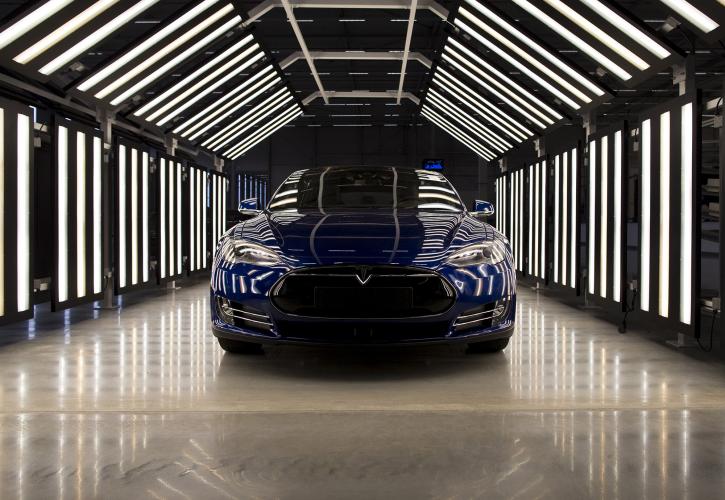 «Γλιστράει» η Tesla στο ταμπλό καθώς ο ανταγωνισμός εντείνεται
