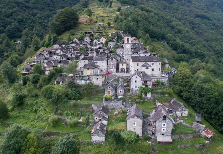 Ένα ολόκληρο χωριό στην Ελβετία μετατρέπεται σε ξενοδοχείο (pics)