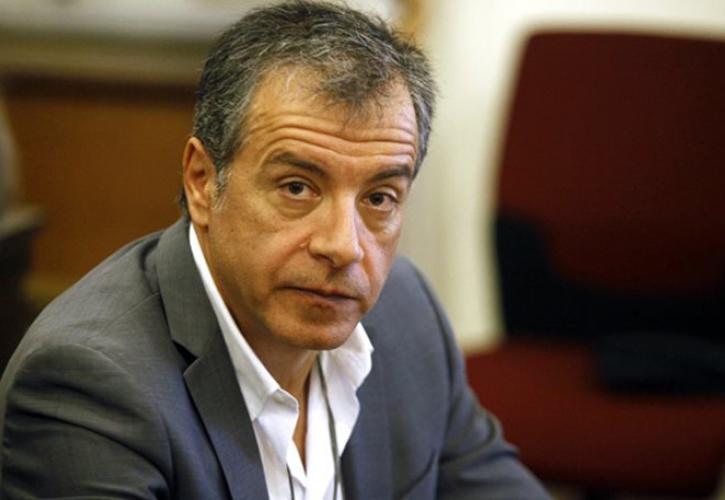 Θεοδωράκης: Ο πρωθυπουργός όμηρος του υπουργού Αμυνας