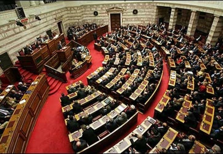 Ένταση στη Βουλή μεταξύ ΣΥΡΙΖΑ - ΝΔ για τον κατώτατο μισθό