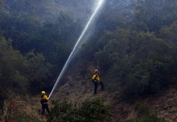Συνεχίζονται οι προσπάθειες κατάσβεσης πυρκαγιάς στην Πάτρα
