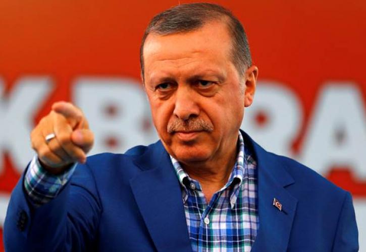 Η «παντοδυναμία» του Ερντογάν βυθίζει ξανά τη λίρα