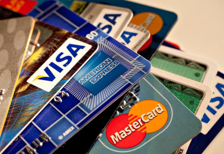 Αυξάνονται οι... χρεωστικές κάρτες στα πορτοφόλια των Ελλήνων