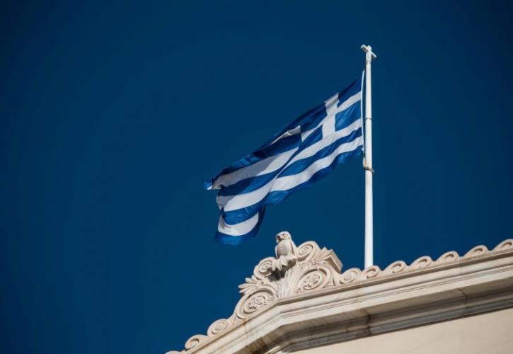Άγνωστοι έκαψαν ελληνικές σημαίες στην Πάτρα
