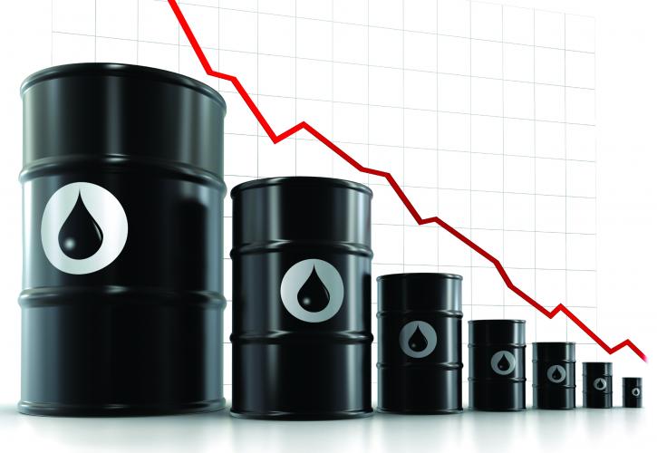 Πώς επηρεάζει καταναλωτές και οικονομία η χαμηλή τιμή πετρελαίου