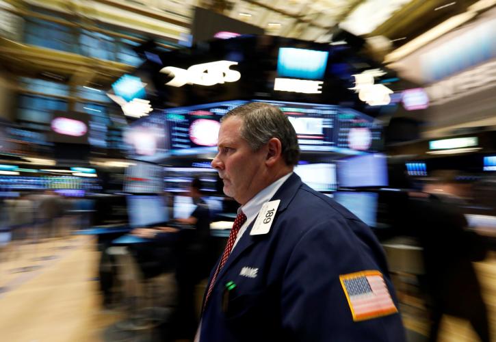 Εβδομαδιαίες απώλειες «μετρά» η Wall Street