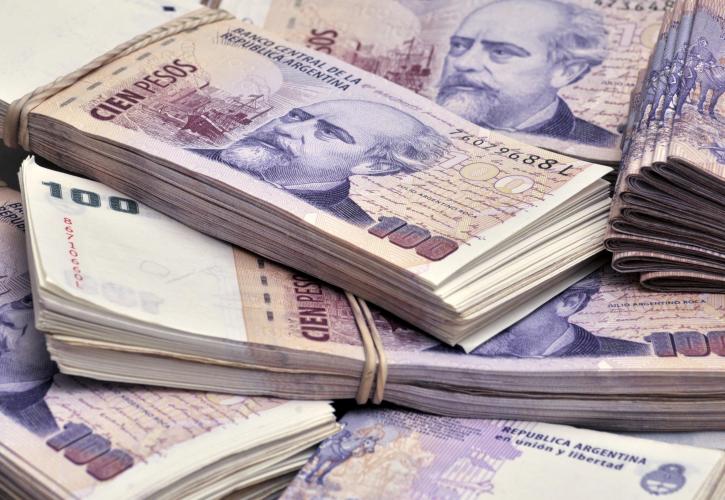 Πτώση ρεκόρ για το αργεντίνικο πέσο μετά τη διάσωση από το ΔΝΤ