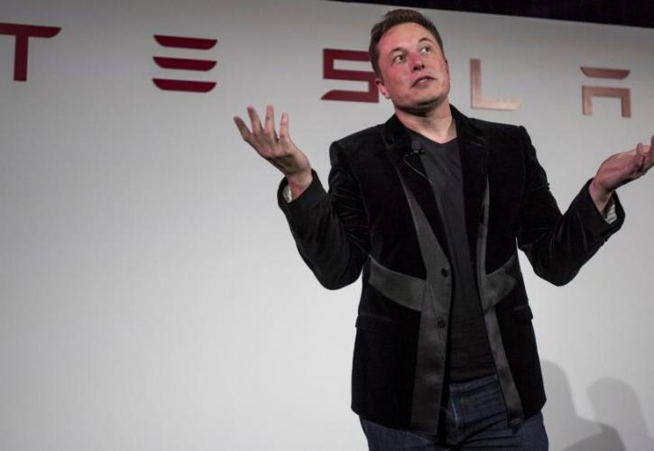 O Έλον Μασκ σκέφτεται να κατεβάσει την Tesla από το ταμπλό