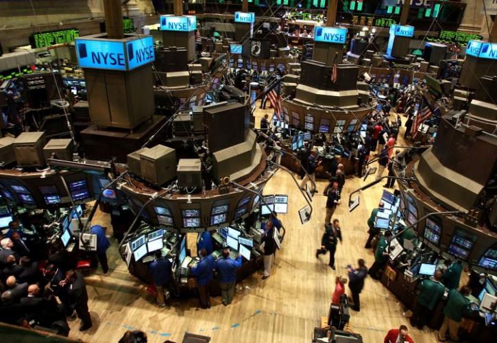 Η προοπτική ανόδου των επιτοκίων «φοβίζει» την Wall Street