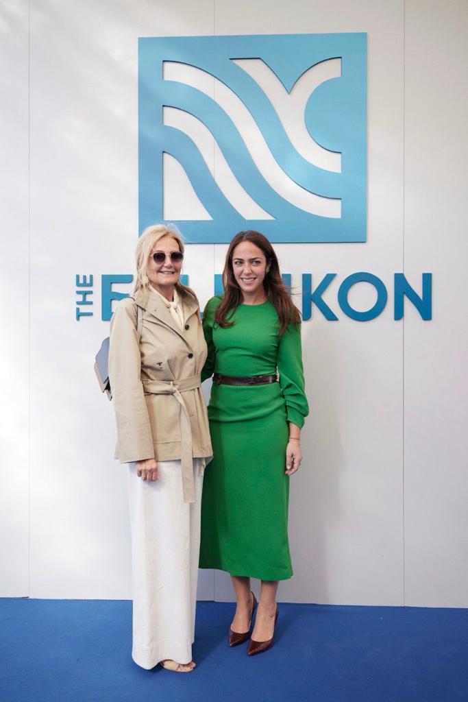 Μπροστά το εμβληματικό σήμα του Ellinikon η πρώτη κυρία Μαρέβα Μητσοτάκη-Γκραμπόφσκι, με την υφυπουργό Δόμνα Μιχαηλίδου