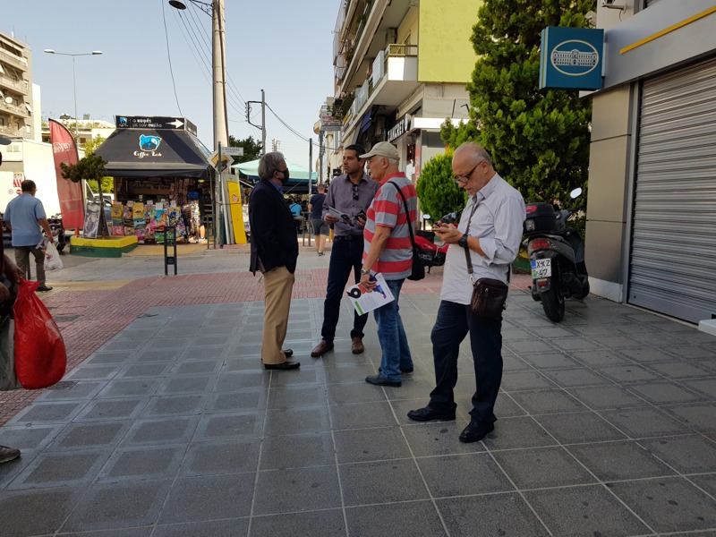 Εξόρμηση της ΟΜ Γαλατσίου για διανομή φυλλαδίων και ενημέρωση ενόψει του δύσκολου χειμώνα στην οδό Βεΐκου πριν δέκα μέρες, παρουσία του πρώην υπουργού Γιώργου Κατρούγκαλου. Πριν δέκα μέρες.
