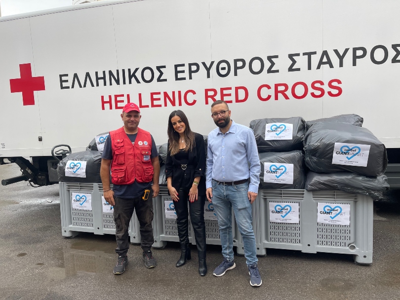 Σοφία Τουντούρη, Corporate Affairs & Communication Officer, Prosport, εκπροσωπώντας τον κ. Κώστα Τσιμίκα (κέντρο) και Ιωάννης Κόρκος, Senior CSR & Communications Officer, Novibet (δεξιά) με εργαζόμενο του Ελληνικού Ερυθρού Σταυρού (αριστερά)