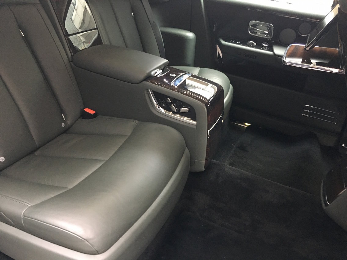 Tα καθίσματα πολυθρόνες είναι μεταξύ άλλων θερμαινόμενα.