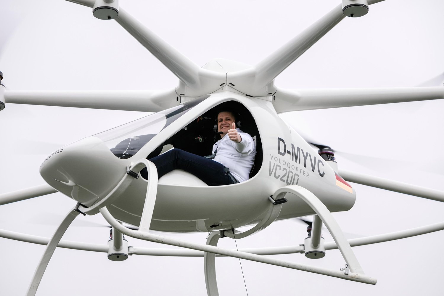 To 2025 ξεκινούν τα πρώτα δρομολόγια με ιπτάμενα, ρομποτικά ταξί.